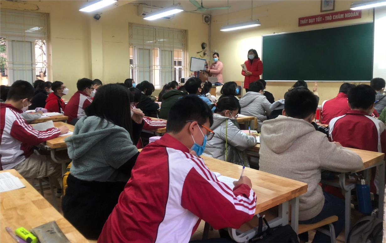 Hà Nội: Học sinh khối lớp 7-11 phấn khởi đến trường học trực tiếp